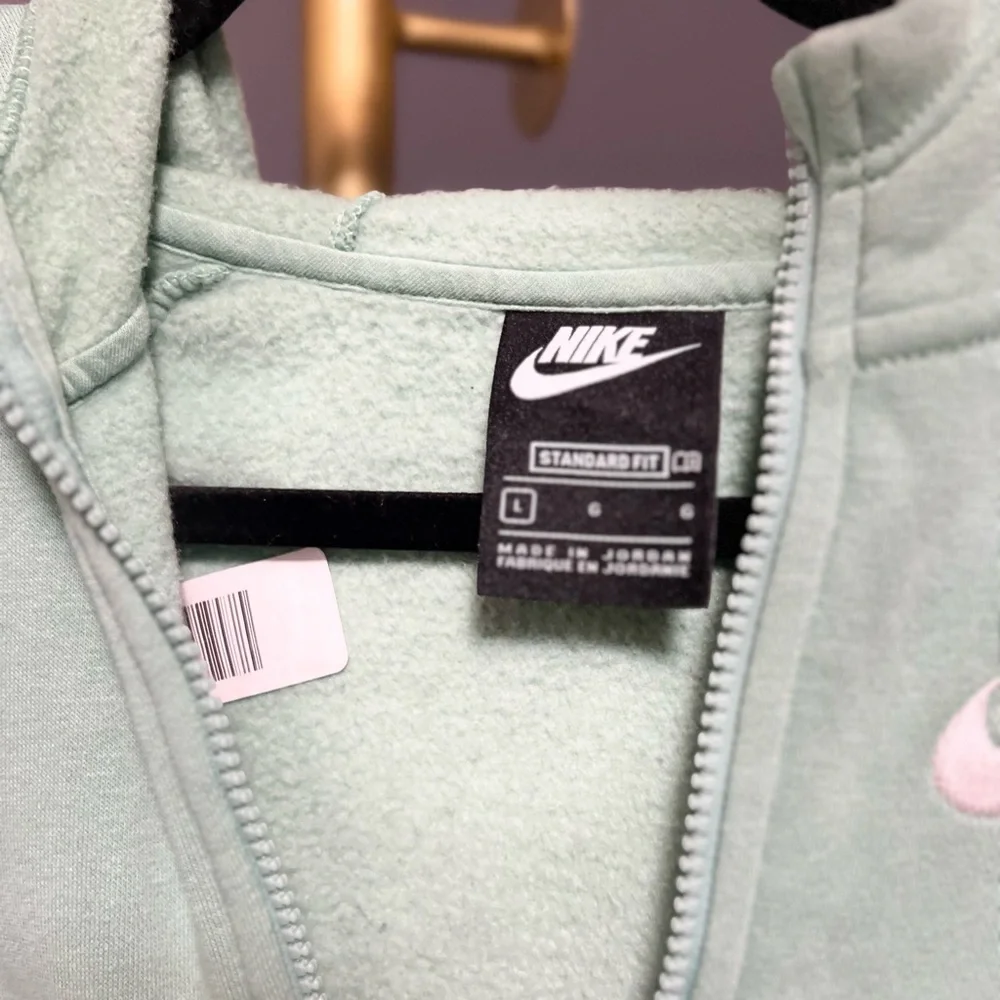 Nike size m dri-fit - Picture 4 of 5